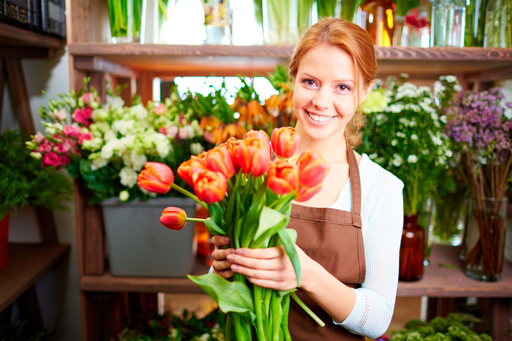 ETRON onRetail im Blumenhandel - Blumenhändlerin mit Strauß Rosen