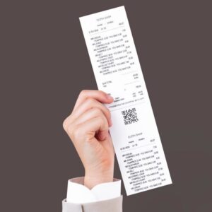 Hand hält Beleg nach oben