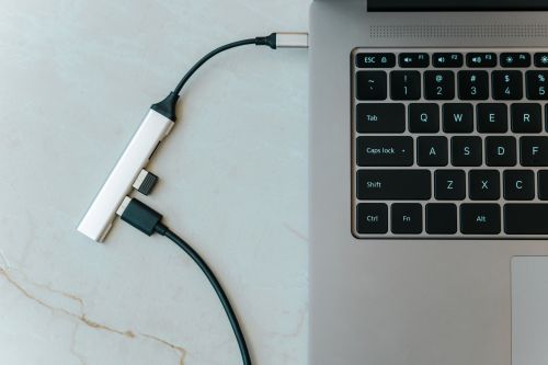 Laptop mit angeschlossenen Kabeln