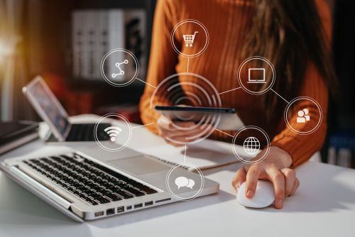 Oberkörper einer Frau und Laptop mit Funktionen einer Cloud-TSE als transparente Symbole