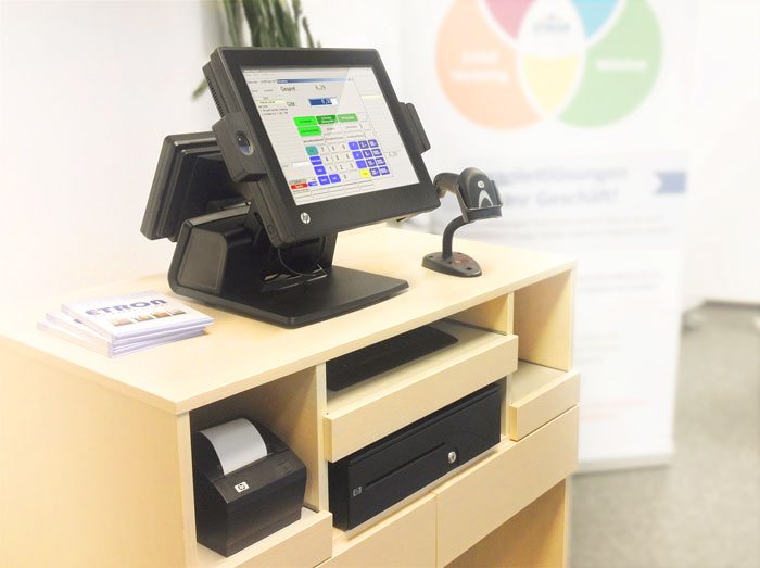 Moderner Kassenplatz mit ETRON Kassensoftware und HP POS-Hardware (Touchcomputer, Handscanner, Bondrucker und Kassenalde)