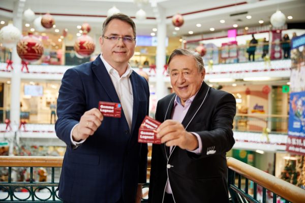 Markus Zoglauer und Richard Lugner mit der Gutscheinlösung von ETRON in der Lugner City