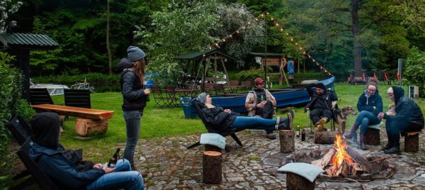 Abendstimmung mit Lagerfeuer am Campingplatz