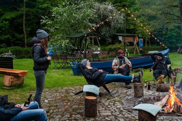 Abendstimmung mit Lagerfeuer am Campingplatz