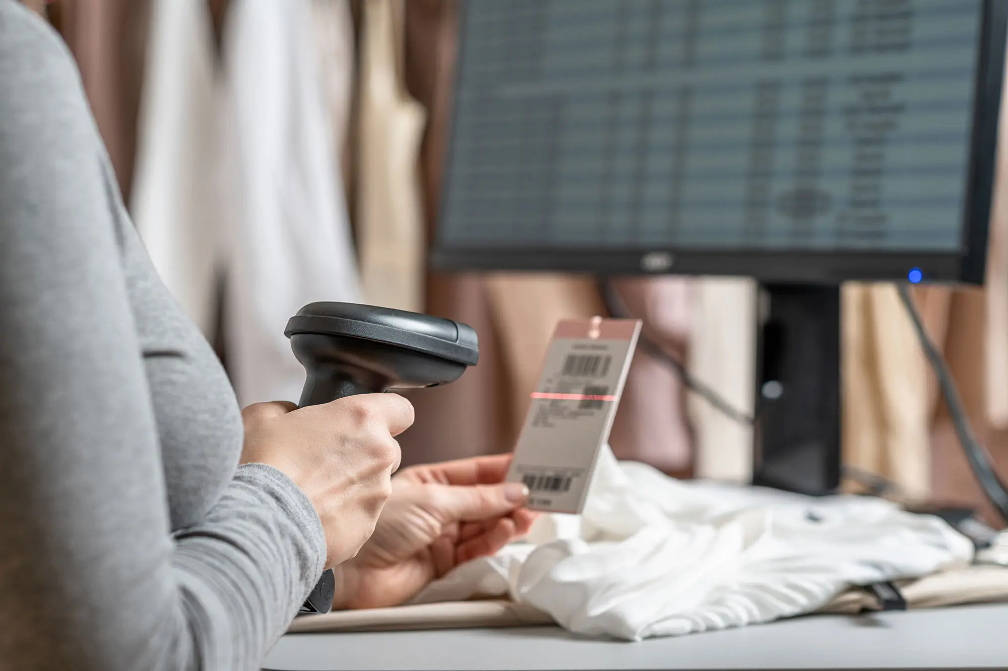 Barcodescanner-an-der-kasse_AdobeStock_410410527.jpg