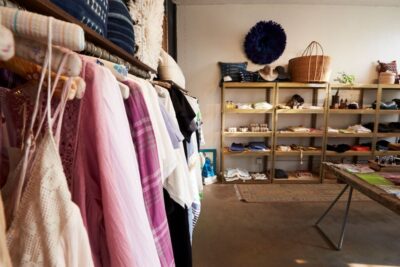 Gewand, Schuhe und Accessoires in einem Secondhand Geschäft