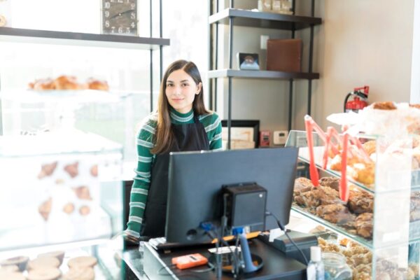 Verkäuferin bedient ETRON onRetail Kassensystem für Bäckereien