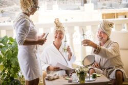 älteres Ehepaar stoßt auf den Tag im Day Spa an