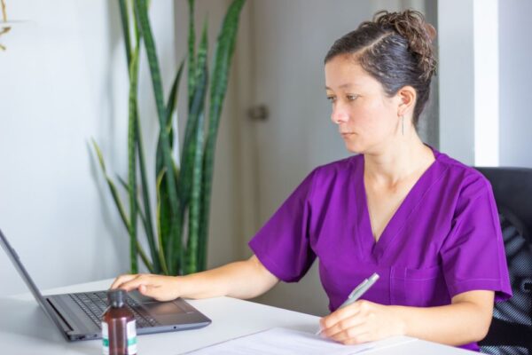 Angestellte überprüft ihren ETRON onRetail Onlineshop auf neue Termine