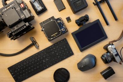 Sortiment an neuen und alten Computer und Kamera Hardware