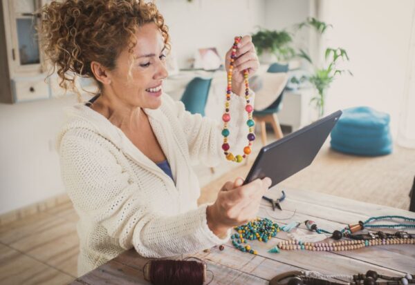 Juwelieren listet ihren durch Handarbeit erstellten Schmuck auf ihrem ETRON onRetail Onlineshop