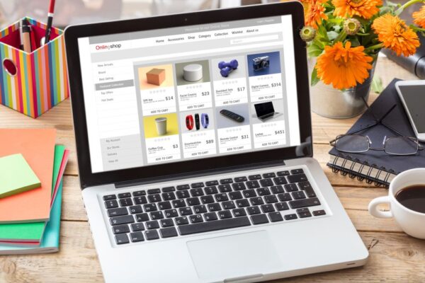 Geöffneter Laptop mit Onlineshop
