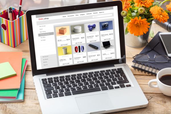 geöffneter Laptop mit Onlineshop