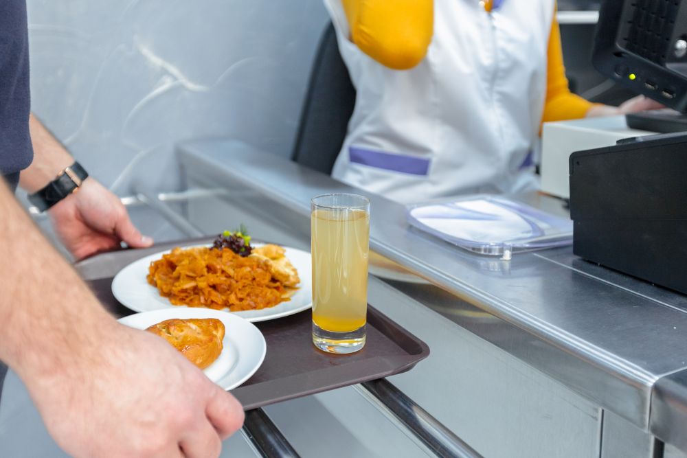 Person bezahl sein Mittagsmenü an der Kasse